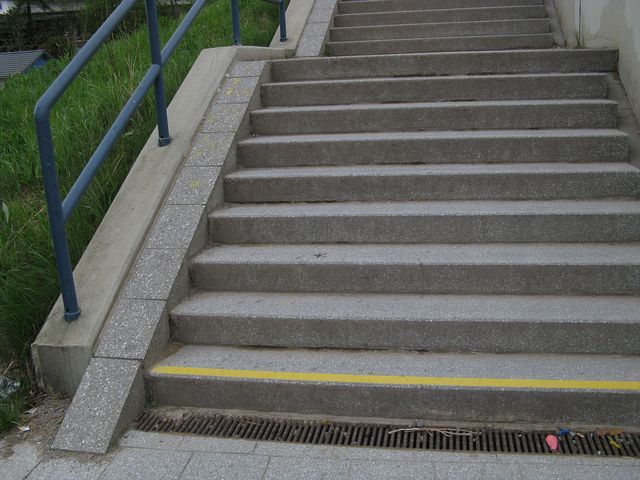 File:Steps bicycle ramp.jpg