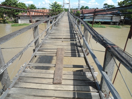Jembatan 45 Melintang di Atas Sungai Welanae.jpg