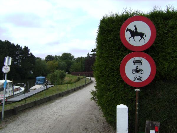 File:Belgium road path nocarsmotorsmopedshorses.jpg
