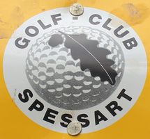 File:Golfball auf Gelb.jpg