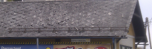 střecha pokrytá břidlicovými taškami