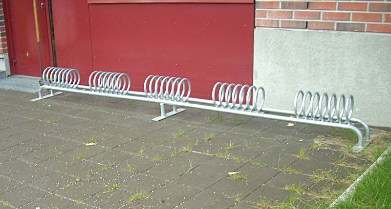 File:Bicycleparkingweirdstand.jpg