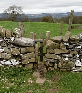 File:Stone squeezer with gate.jpg