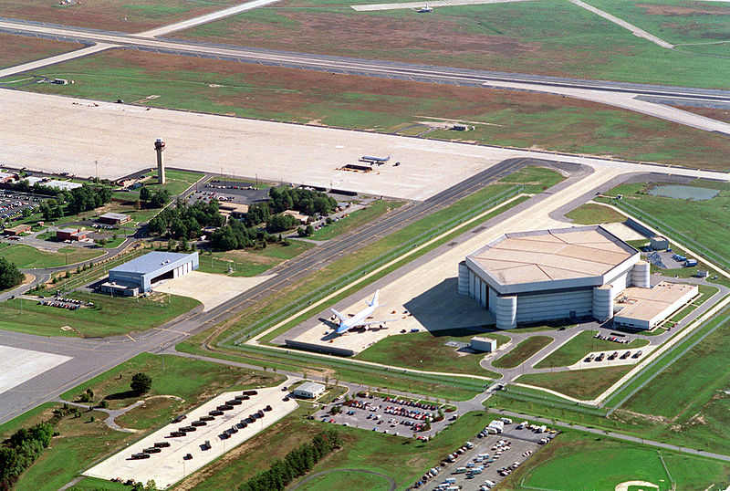 File:Air Force One and its hangar.jpg