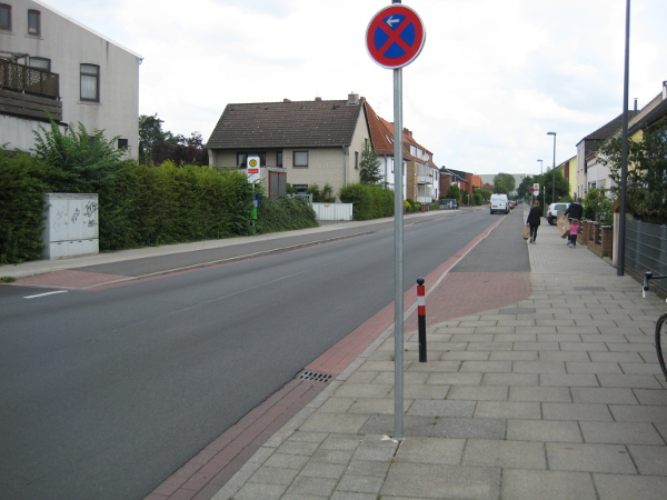 File:Bremen residential street non-compulsory tracks 1.jpg