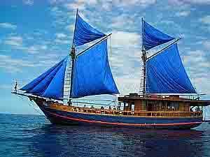 File:Perahu phinisi www boatquest com.jpg