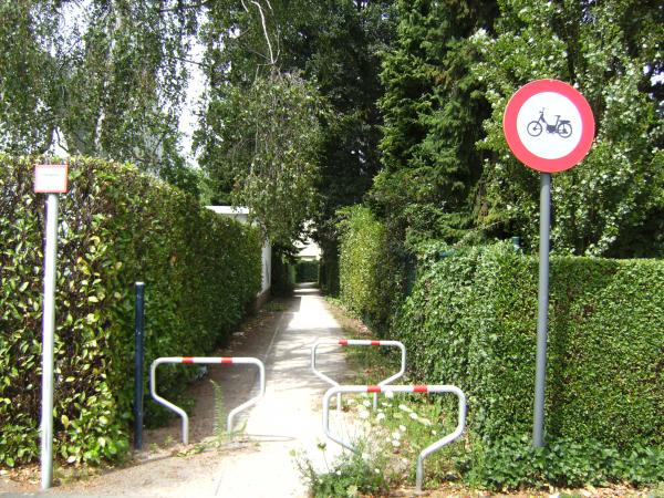 File:Belgium road path nomopeds.jpg