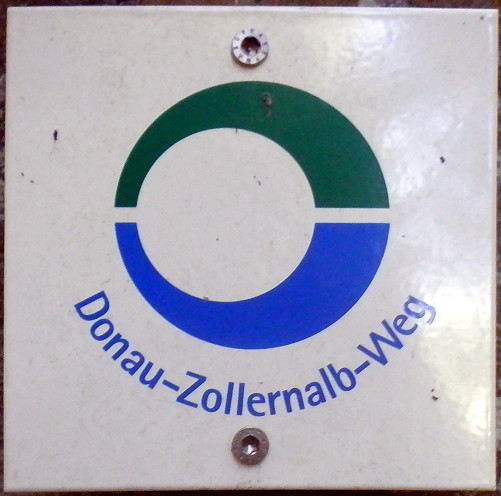 File:Wanderzeichen Donau-Zollernalb-Weg.jpg