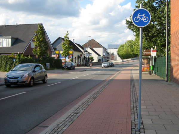 File:Bremen residential street compulsory track 1.jpg