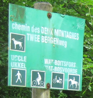 File:Image-Sonian Forest - Brussels signs - dog on leash.jpg