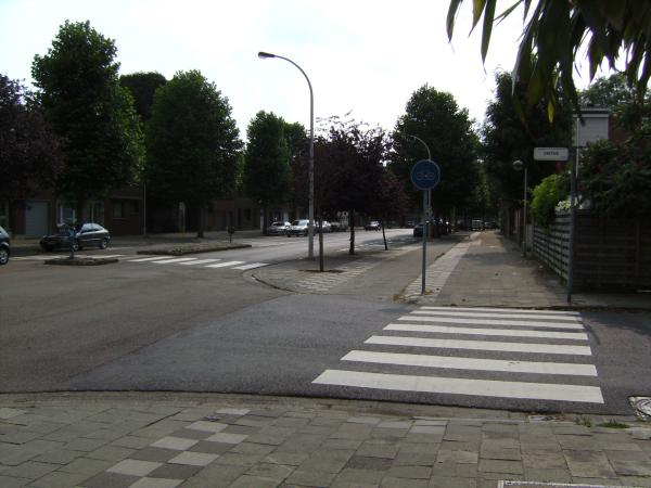 File:Belgium road with D7 and pavement.jpg