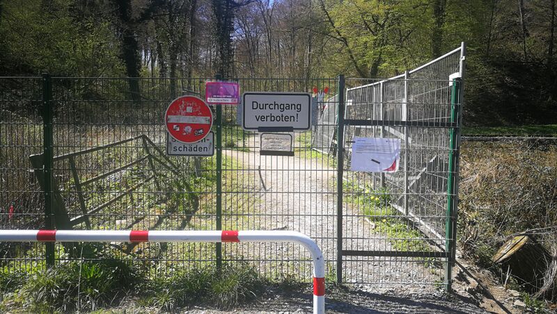 File:2022-04-18 Sperrung Wanderweg Anger.jpg