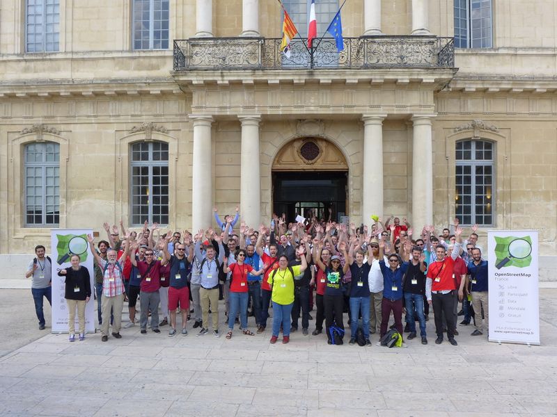 File:State of the Map France 2017 - Group photo hands up.jpeg