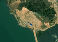 3/4 Zone minière (landuse=quarry) sur une îles plus difficilement reconnaissable, mais qui rompt avec la végétation sur la partie haute de l'image (imagerie satellite Maxar).