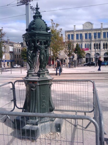 File:Fontaine Wallace, Place Stalingrad, Bordeaux, France.jpg