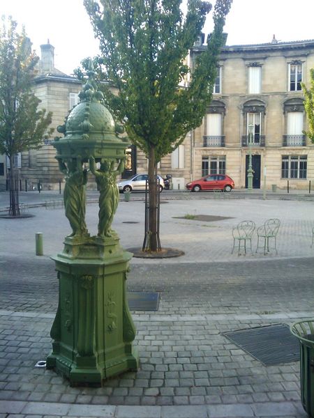 File:Fontaine Wallace, Place Mitchell, Bordeaux, France.jpg