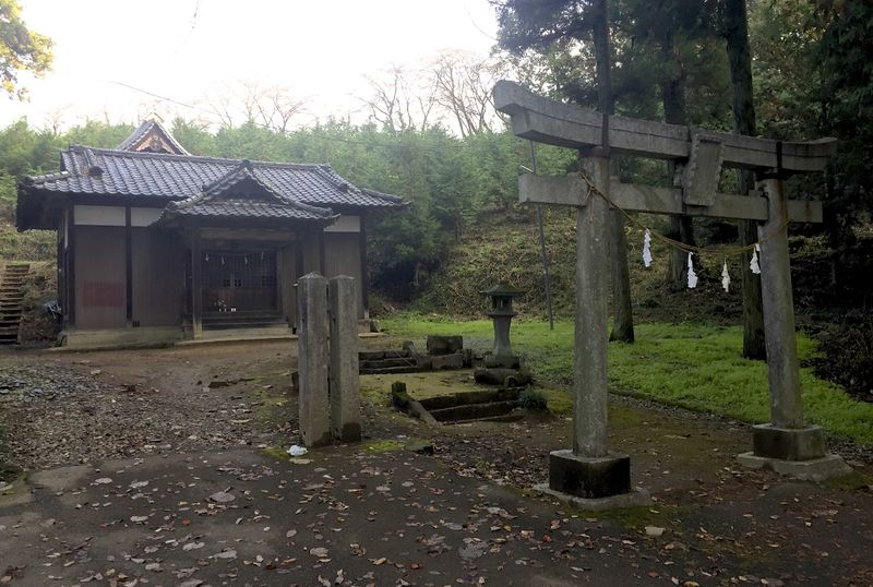 File:Shinto shrine building.jpg