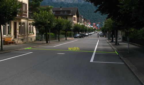 street with overlaid measurement arrows