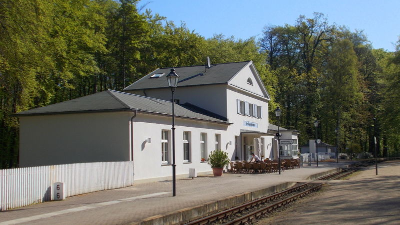 File:2014 Heiligendamm Bahnhof der Schmalspurbahn.jpg