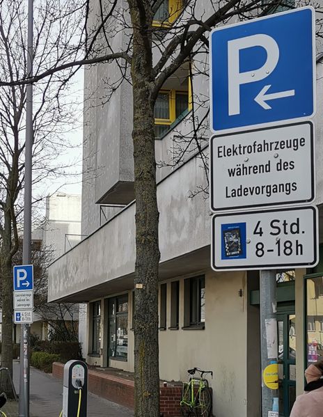 File:Parking lane Elektroautos Ladevorgang.jpg