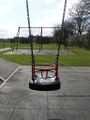 playground=swing, baby=yes Standardowa huśtawka dla małych dzieci - poprzeczka pozwala zatrzymać dziecko przed wypadnięciem, nie zapewnienie wsparcia postawy.