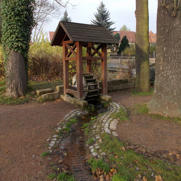 File:2014 Kreischa Brunnen Wassermühle.jpg
