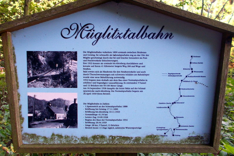 File:2014 Altenberg Tafel Müglitztalbahn am Weg nach Bärenstein.jpg