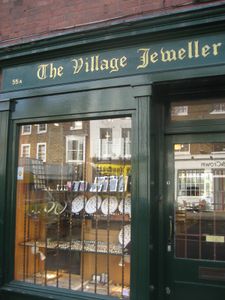 Una tienda en Inglaterra llamada "The Village Jeweller" (El Joyero del Pueblo)