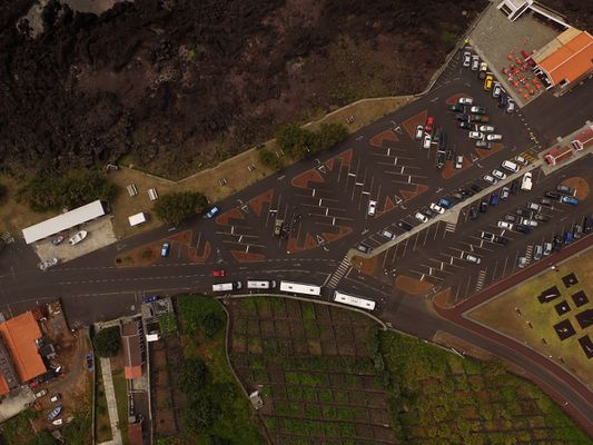 Fotografía aérea do estacionamento cos participantes