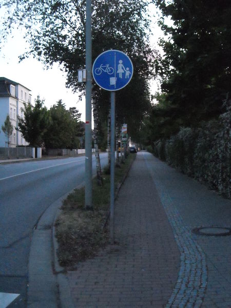 File:Fussweg-radweg.jpg