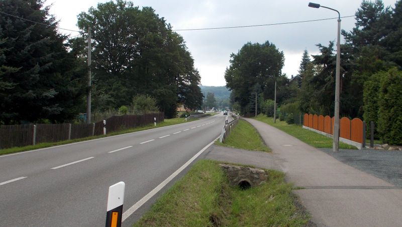 File:Fußweg in Obercarsdorf.jpeg