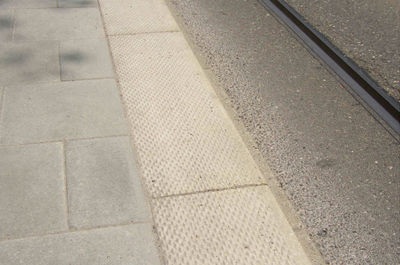 alt picture of a detailed curb at tram stop. unclear, if it is helpful for a blind