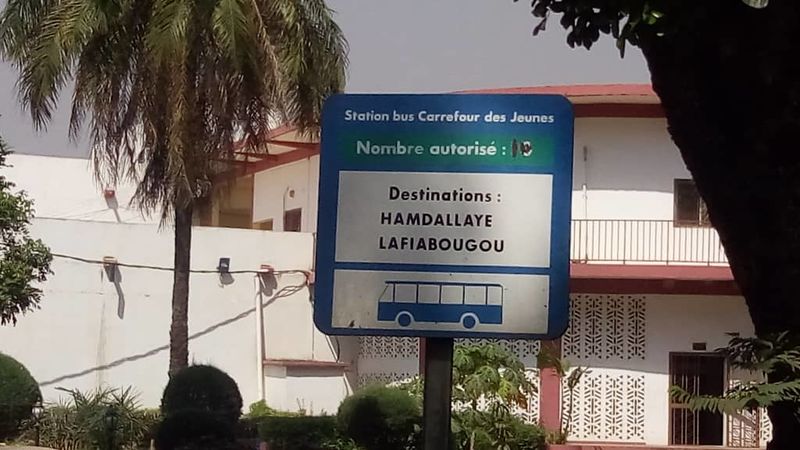 File:Station bus destinatiion Hamdallaye Lafiabougou.jpg