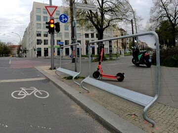 Cyclist leaning rail 2 Mapillary by stefanhrt.jpg