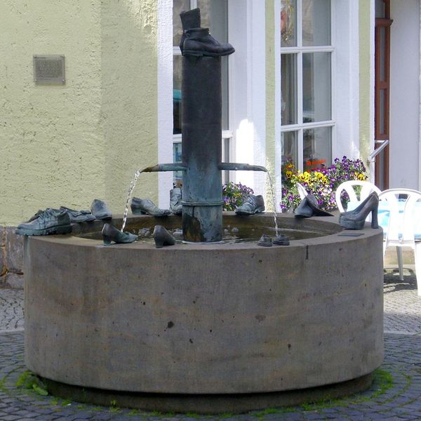 File:Schuhbrunnen.jpg
