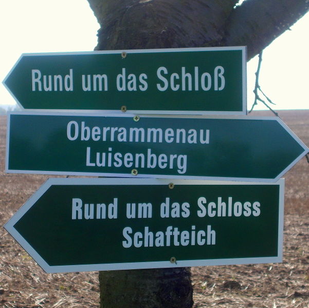 File:2014 Rammenau Wegweiser bei der Friedenseiche - Schafdamm.jpg