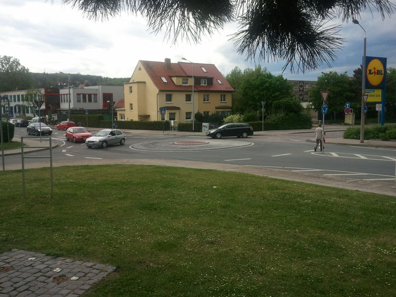 File:Erfurts famous miniroundabout 1.jpg