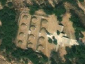 2/8 Cimetière ordonné (landuse=cemetery), caractérisé par des monticules réguliers alignés (imagerie satellite Maxar).