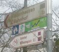 Widerspruch zwischen Schildern (Bahnhof 1,3 oder 1,0 km?)