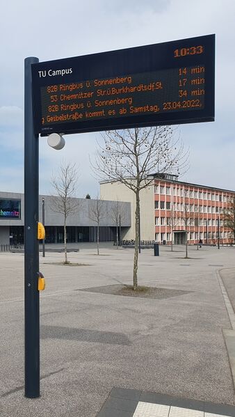 File:Dynamische Fahrplananzeige am TU Chemnitz Campus.jpg