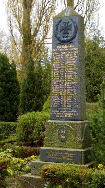 File:2014 Denkmal erster Weltkrieg auf dem Friedhof im Ostseebad Wustrow.jpg