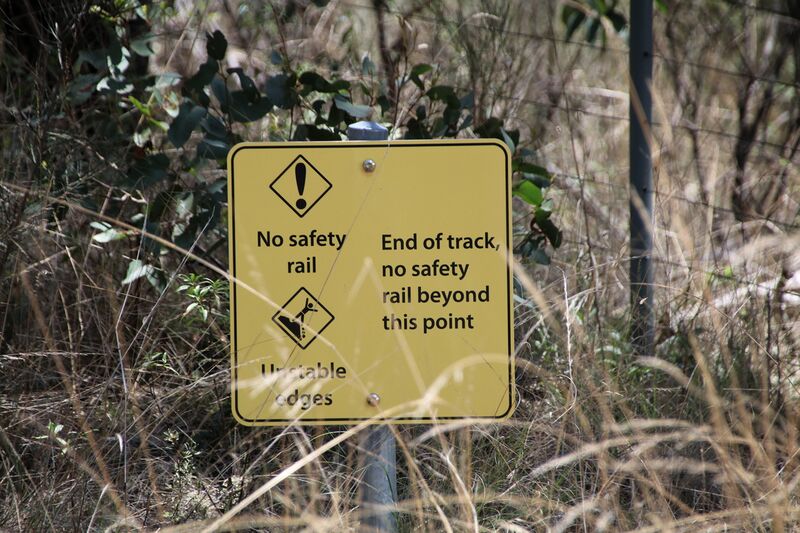 File:End of track sign, Apsley Falls.JPG