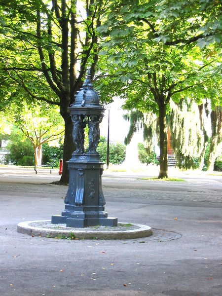 File:Fontaine Wallace, Parc des Bastions, Genève, Suisse.jpg