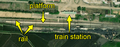 1/3 Chemin de fer (railway=rail), quai (railway=platform), bâtiment de gare (building=train_station) (imagerie satellite Maxar).