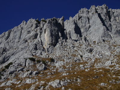Mohutný stěnutvořící vápenec na jižní straně Wilder Kaisers (Austria, Scheffau).