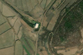 1/4 Station de pompage (man_made=pumping_station) isolée sur un cour d'eau à proximité d'un chemin (imagerie satellite Maxar).