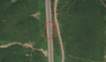 5/6 Piliers en pierre (barrier=tank_trap) le long de la route dans la vallée (imagerie satellite Maxar).