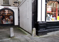 Radabweiser (rechts) und Poller (links) am Eingang zur Pudding Lane, Kilkenny, Irland