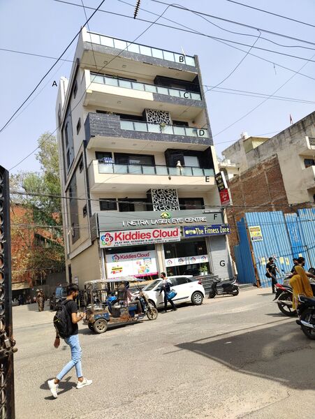 File:Multi-level building with flat roof in Adarsh Nagar, Delhi, India.jpeg