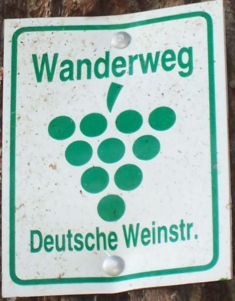 File:Foto Zeichen WanderwegDeutscheWeinstr.jpg